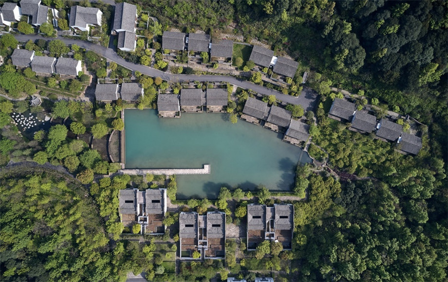 徽派特色酒店裝修 蘭亭安麓度假酒店設(shè)計(jì)裝修實(shí)(圖2) 徽派特色酒店裝修 蘭亭安麓度假酒店設(shè)計(jì)裝修實(shí)景圖